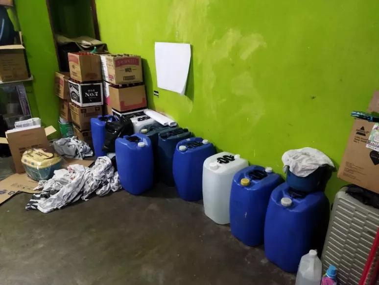 Polícia localiza e fecha fábrica clandestina de bebidas que usava etanol ‘batizado’ 