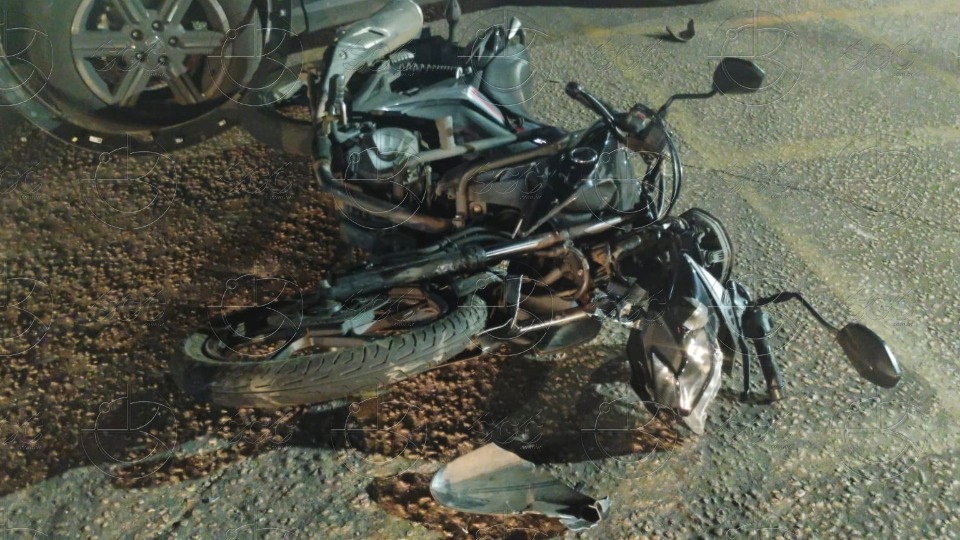 Casal em motocicleta é atingido por carro durante racha no Espaço Alternativo na capital