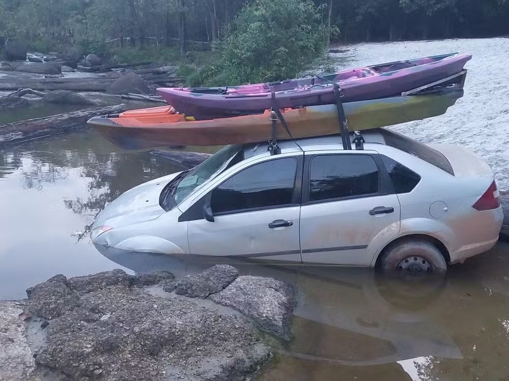 Carro perde freio, desce ladeira e mata idosa em balneário de Candeias do Jamari