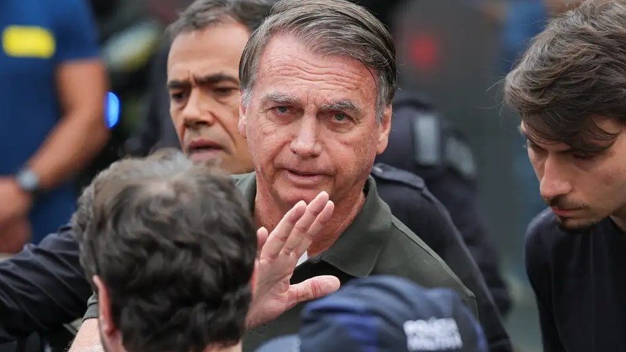 Moraes mantém prisão domiciliar de Bolsonaro e diz que há "fundado receio de fuga do réu"
