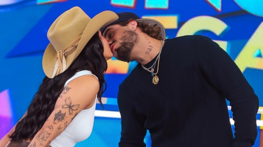 Ana Castela e Zé Felipe oficializam romance com beijo na TV após assumirem namoro
