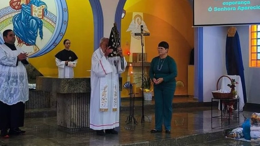 Padre morre dentro da igreja após celebrar missa em homenagem a Aparecida
