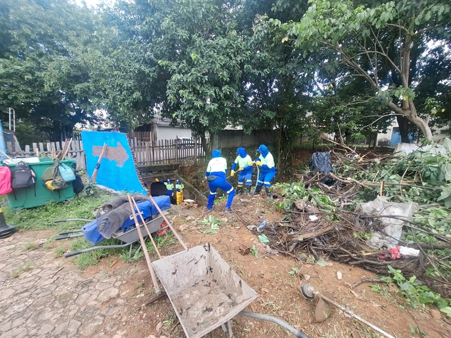 Prefeitura inicia trabalho de limpeza no canal Santa Bárbara, no centro de Porto Velho