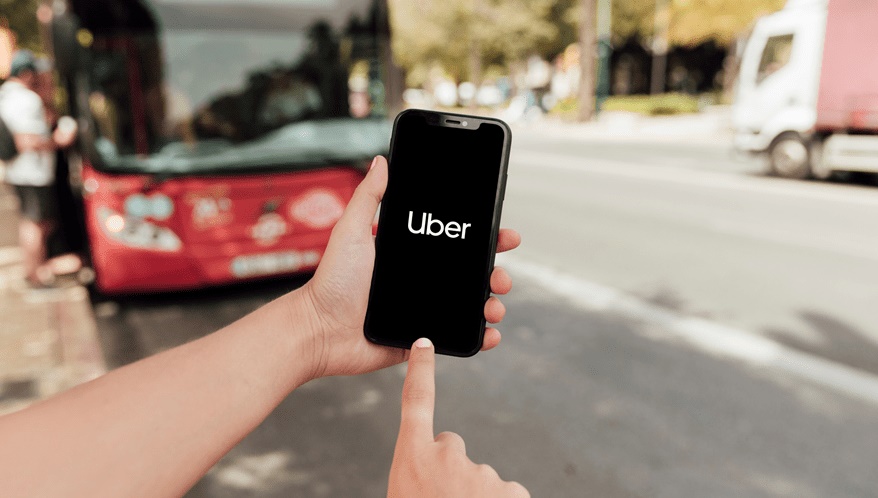 Uber indenizará passageira expulsa de veículo por motorista em via pública