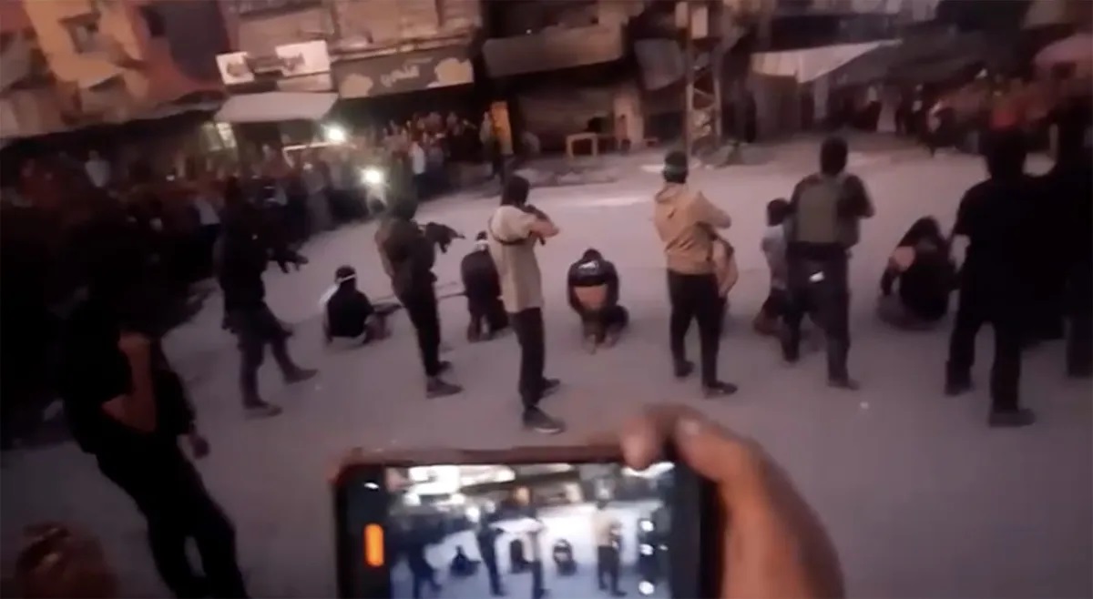 Membros mascarados do Hamas executam grupo em Gaza em meio a cessar-fogo
