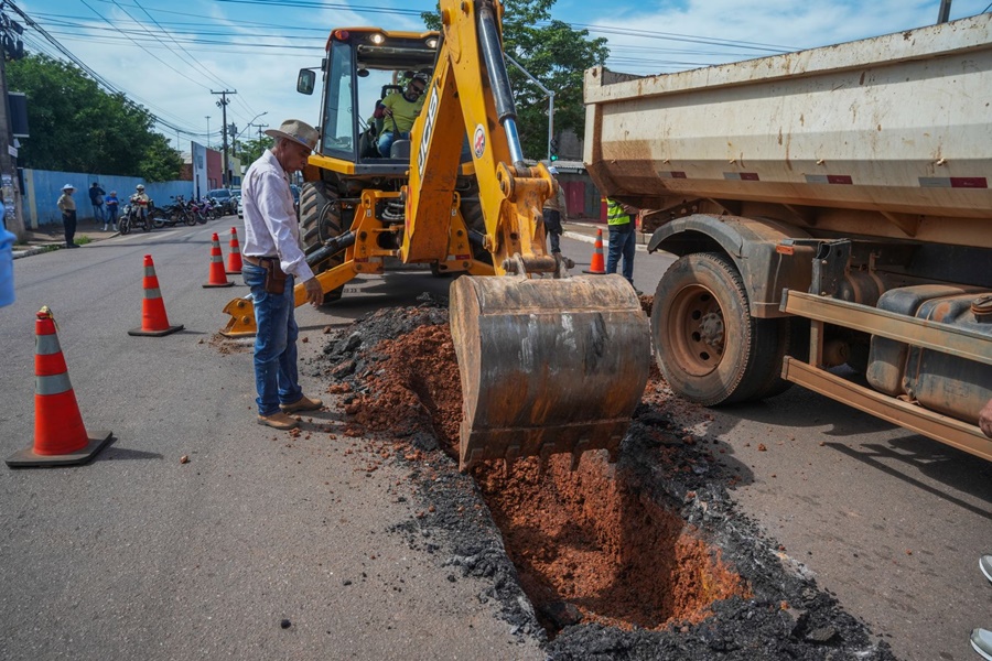 Prefeitura realiza serviço de drenagem no cruzamento das avenidas Mamoré e Vieira Caúla
