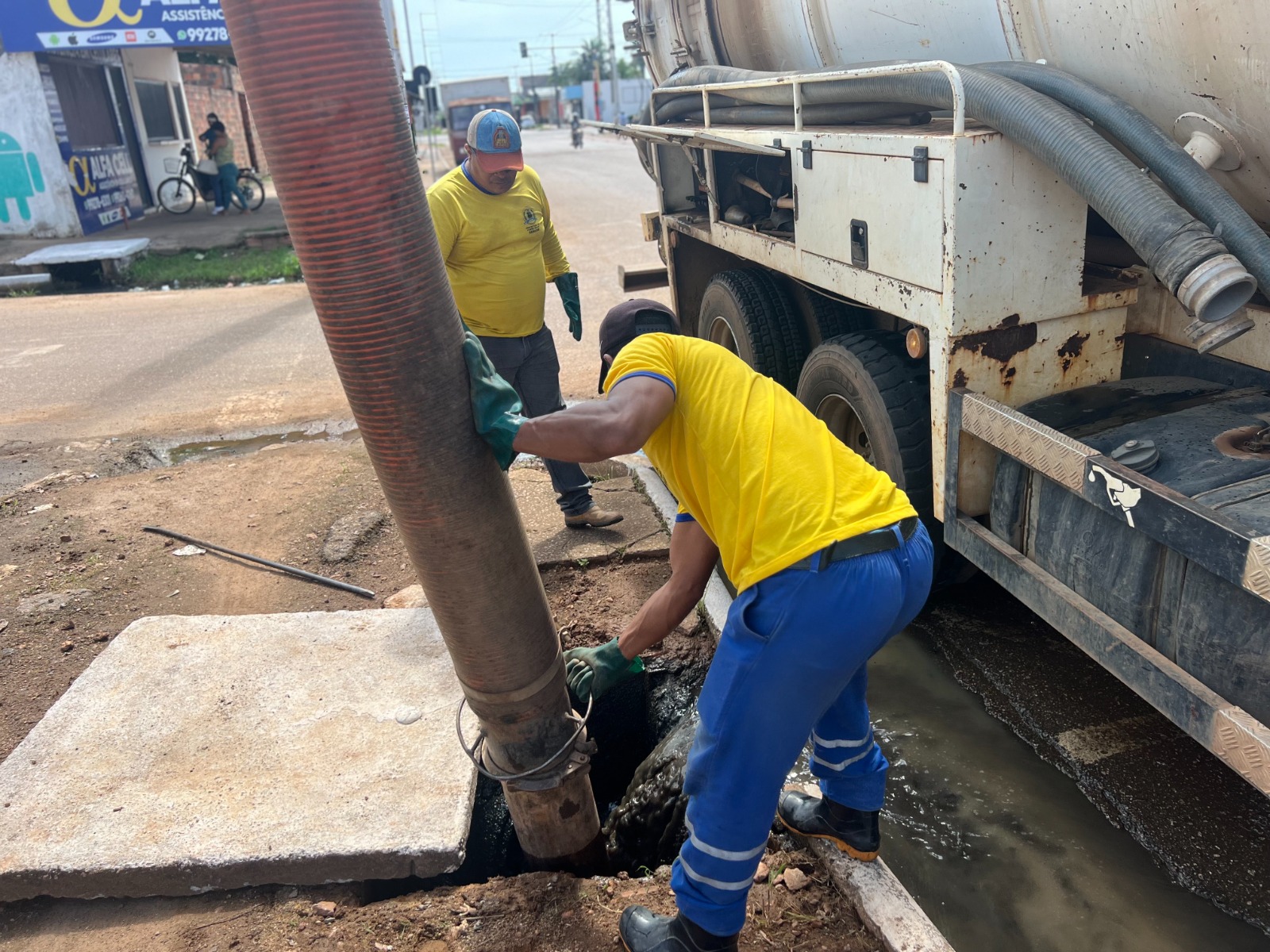 Manutenção preventiva desobstrui bocas de lobo e melhora escoamento das águas
