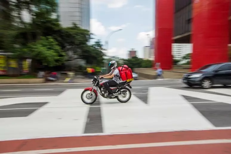 Motoristas e entregadores de app ganham em média R$ 2.996 e trabalham mais de 40h