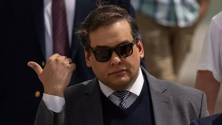 Quem é George Santos, condenado a 7 anos de prisão que foi libertado após perdão de Trump
