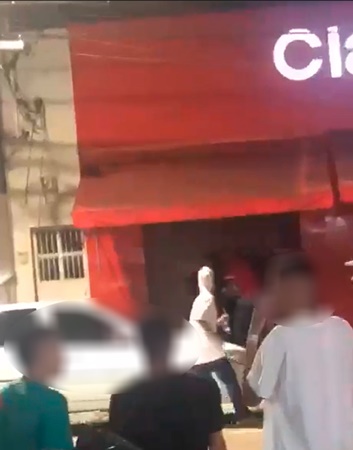 Bandidos invadem loja da Claro e fogem com celulares após render vigia 