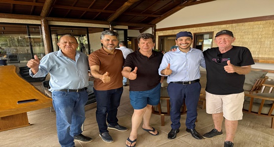 Máximo pede apoio de Cassol e tira toquinha em sinal de reverência e submissão politica