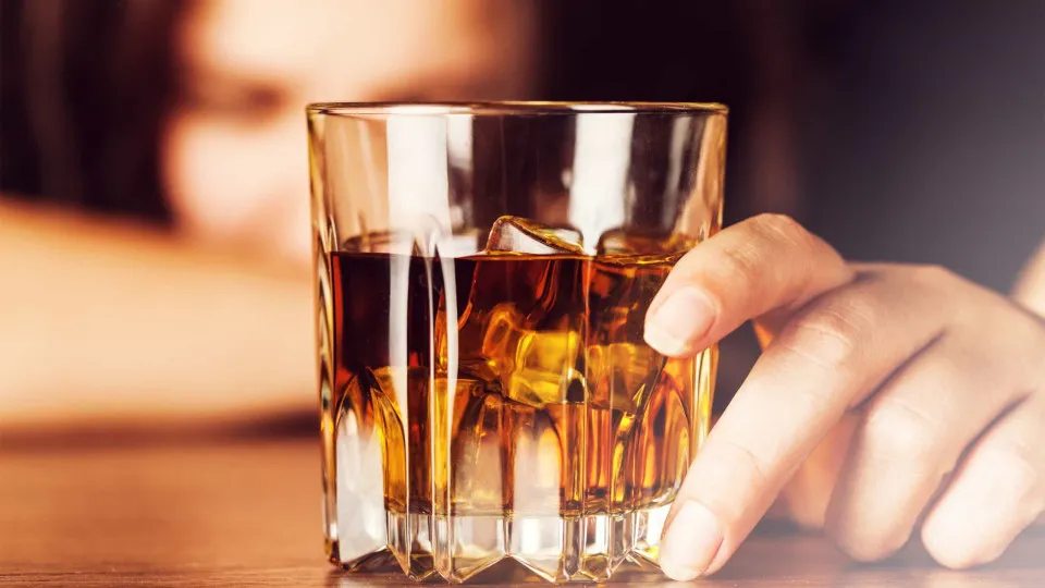 Reduzir uma dose de álcool por dia evitaria 157 mil casos de câncer no Brasil até 2050

