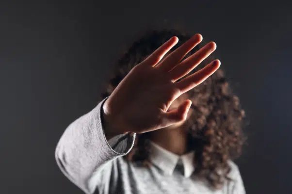 TJ-SC manda alunos indenizarem colega alvo de racismo no WhatsApp

