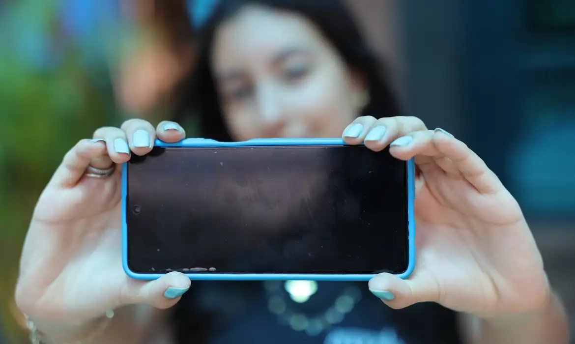 Cai de 51% para 37% uso de internet nas escolas por adolescentes, segundo pesquisa
