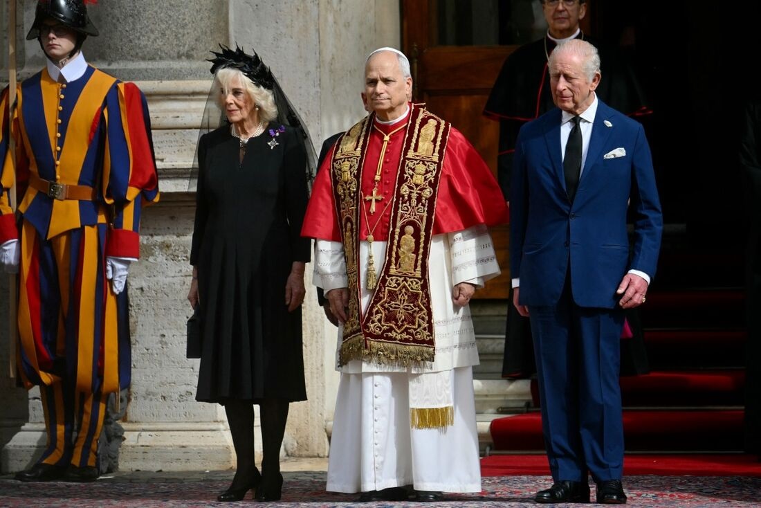 Rei Charles e papa Leão XIV rezam juntos em cerimônia inédita em 500 anos
