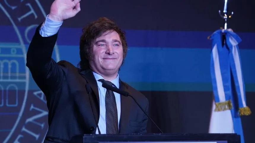 Partido de Milei sai vitorioso e massacra esquerda em eleições legislativas na Argentina
