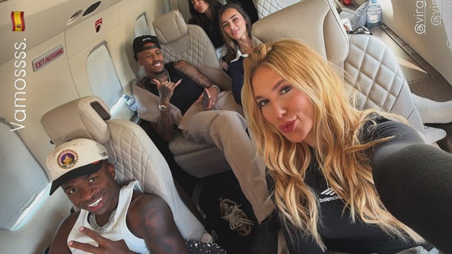Influenciadora Virgínia Fonseca e Vini Jr. posam juntos em jatinho particular na Europa
