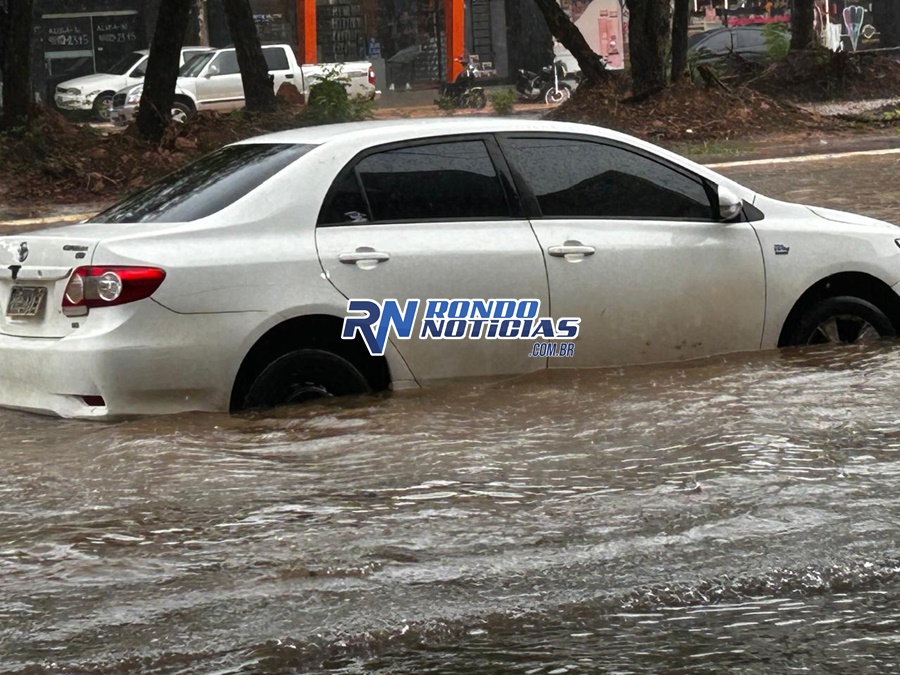 Chuva intensa alaga ruas e causa transtornos em Porto Velho nesta quarta-feira