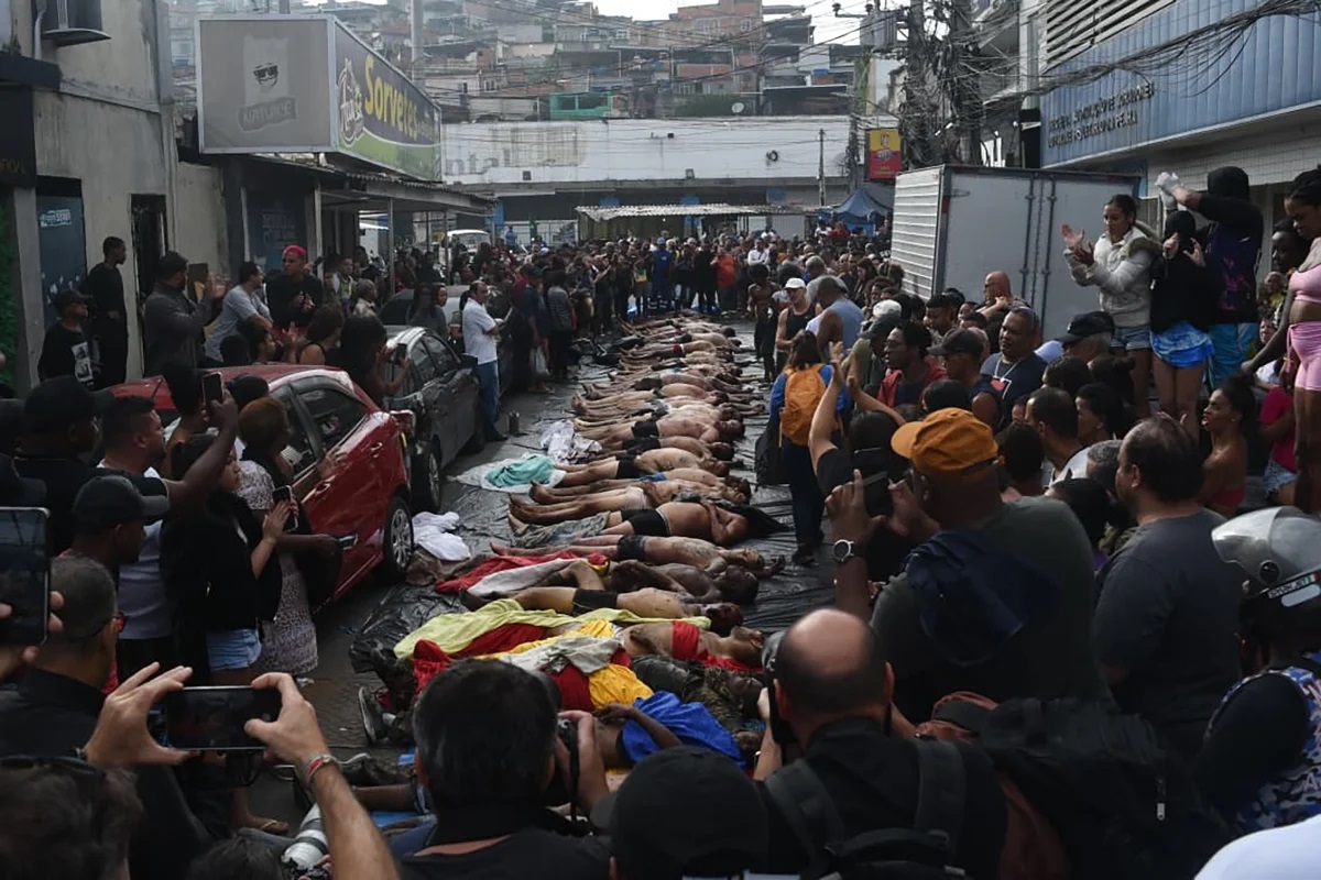 Mais de 60 corpos são enfileirados em praça após megaoperação no Rio: "Chocante"