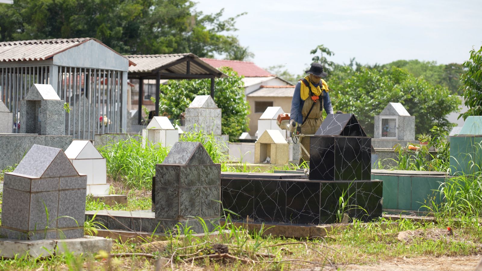 Prefeitura intensifica limpeza nos cemitérios para acolher famílias e visitantes
