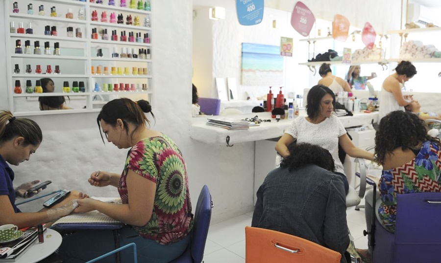 Anvisa proíbe uso de duas substâncias presentes em unhas em gel 