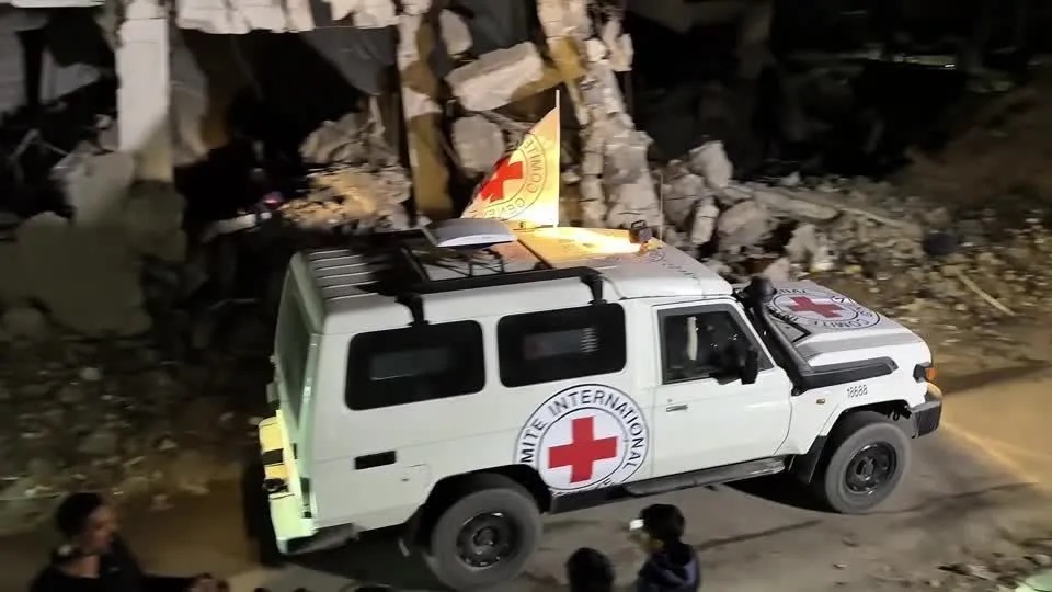 Israel recebe restos mortais que Hamas diz serem de refém mantido em Gaza
