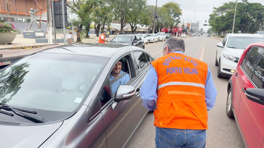Defesa Civil Municipal realiza pit stop para orientar a população em caso de enchentes
