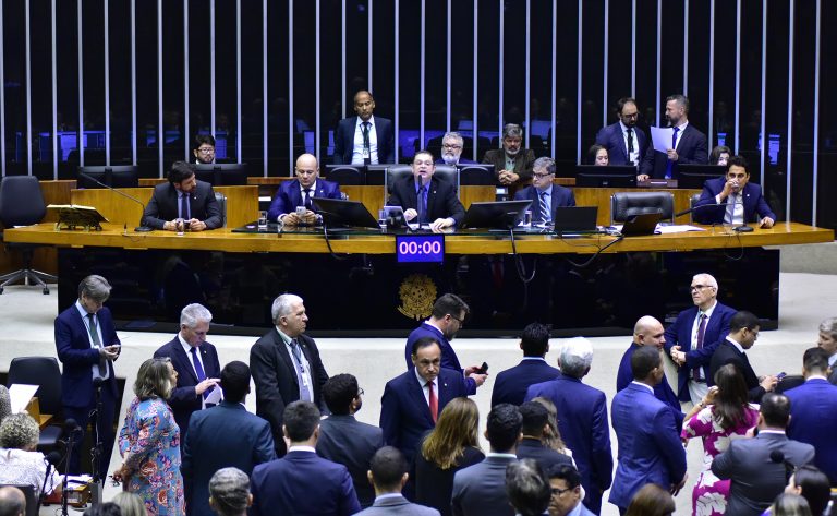 Deputados de RO assinam PEC que pode acabar com a CLT no Brasil