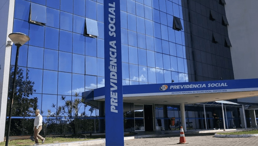 Juíza manda INSS pagar salário-maternidade suspenso por suposto débito