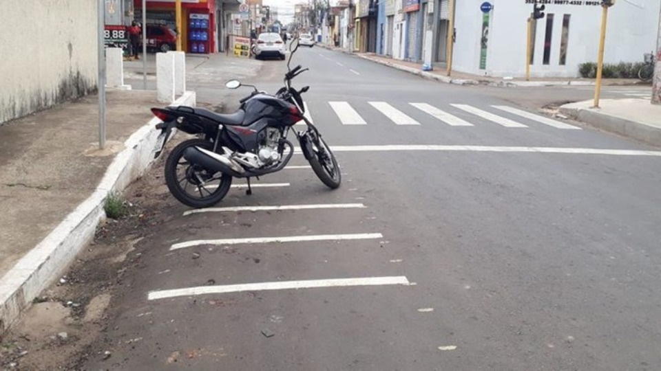 Moto furtada é localizada em estacionamento de cemitério em Ji-Paraná