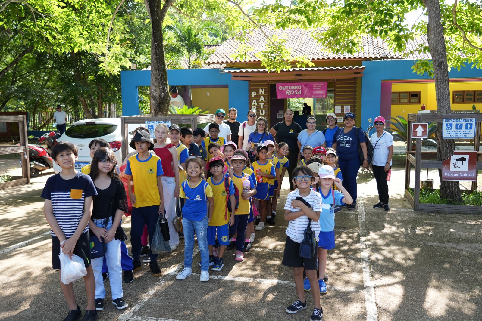 Estudantes da Escola Municipal Bilíngue realizam passeio educativo no Parque Natural
