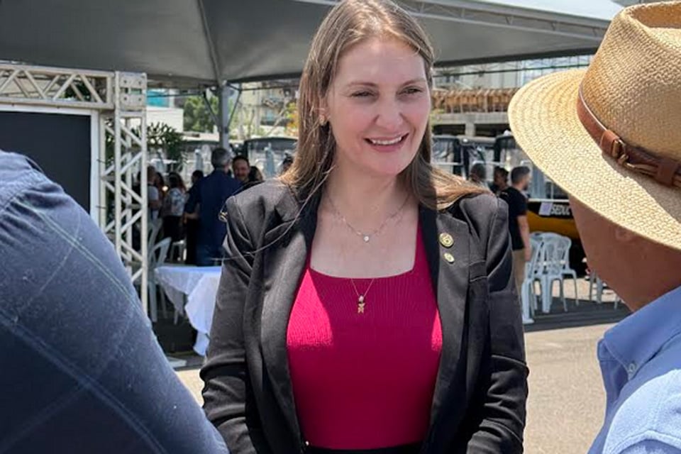 Saúde de Seringueiras recebe reforço com micro-ônibus garantido por Gislaine Lebrinha
