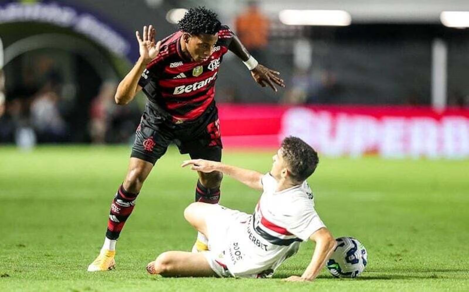 Flamengo estuda aplicação de multa para Plata; expulsões irritam diretoria
