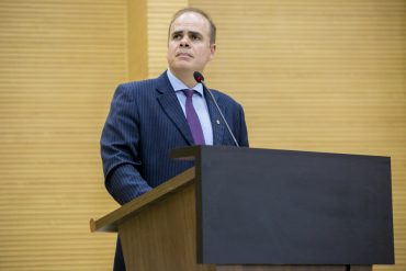 Deputado Alan Queiroz homenageia o médico José Hiran Gallo com Título de Honra ao Mérito