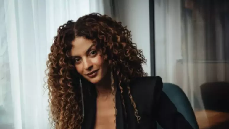 Atriz de 'Três Graças' revela gastos de R$ 100 mil em cirurgia de redesignação de gênero