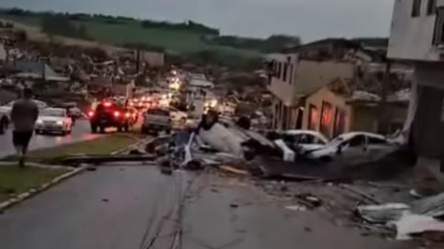 Tornado destrói cidade no Paraná; 6 mortos e mais de 400 feridos são registrados
