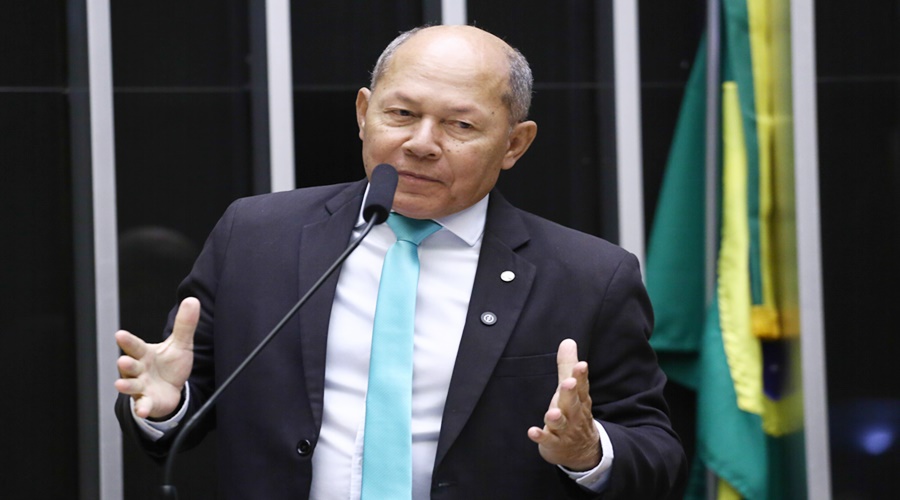 Chrisóstomo emprega parentes; Câmara paga a eles mais de R$ 2,1 mi em salários