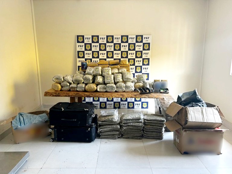 PRF apreende mais de 150 kg de drogas e armas após perseguição na BR-364 