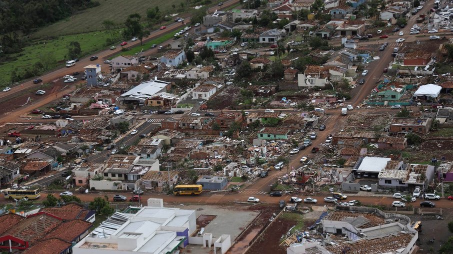 Após tornado mortal, governo federal vai enviar ajuda humanitária ao Centro-Sul do Paraná
