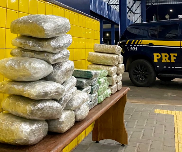 Casal é preso em Rondônia com mais de 40 kg de drogas escondidas em carro