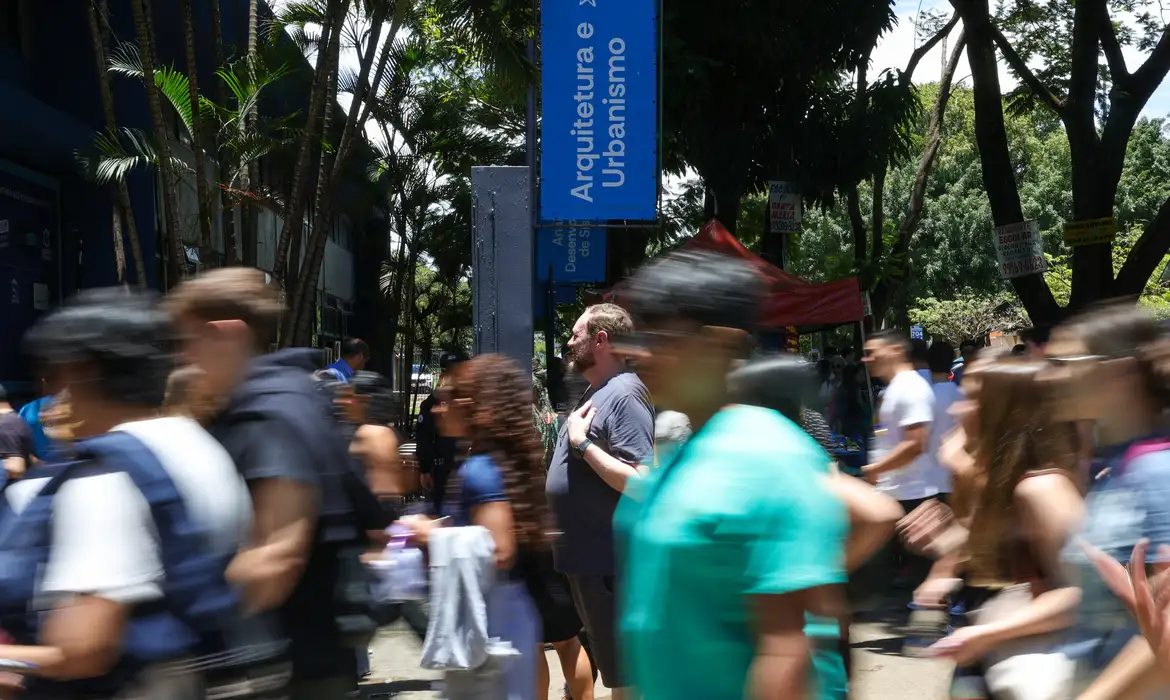 Abstenção no primeiro dia de prova do Enem 2025 chegou a 27%
