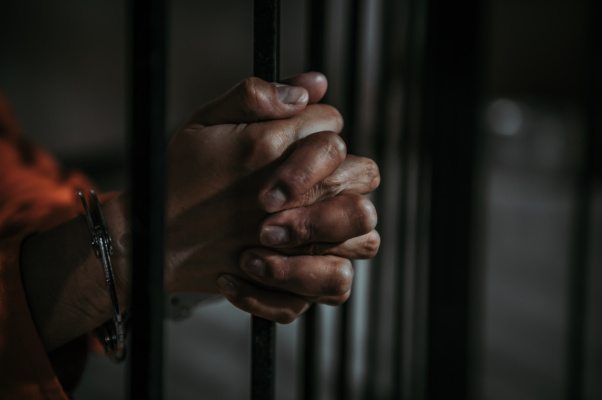 Prisão no exterior para extradição não interrompe prescrição da pena
