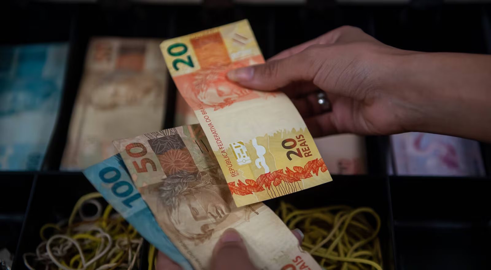 Brasileiros têm R$ 9,7 bi esquecidos em bancos; veja como recuperar o dinheiro