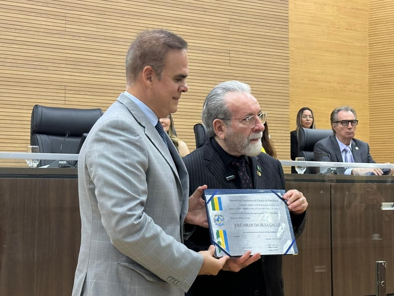 Alan Queiroz realiza sessão solene e homenageia Dr. José Hiran Gallo com Título de Honra ao Mérito
