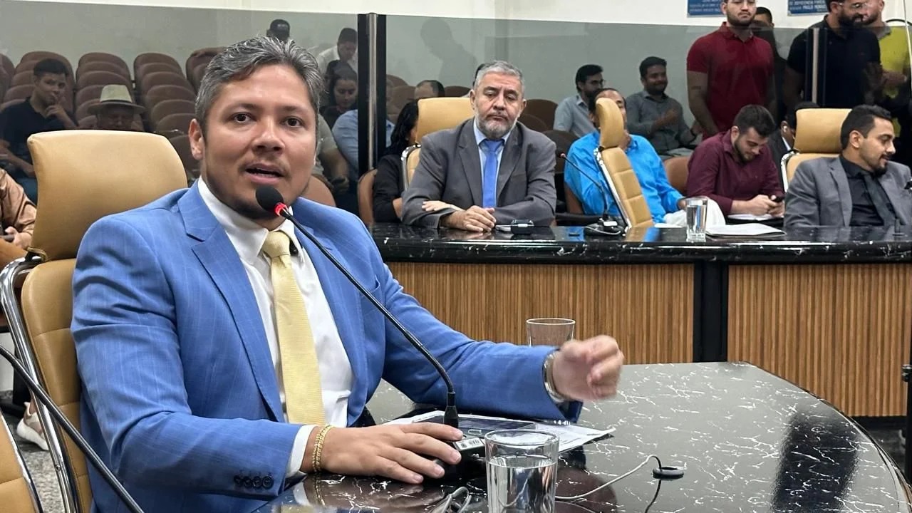 Lixo sem coleta vira risco de saúde; Zé Paroca cobra resposta imediata
