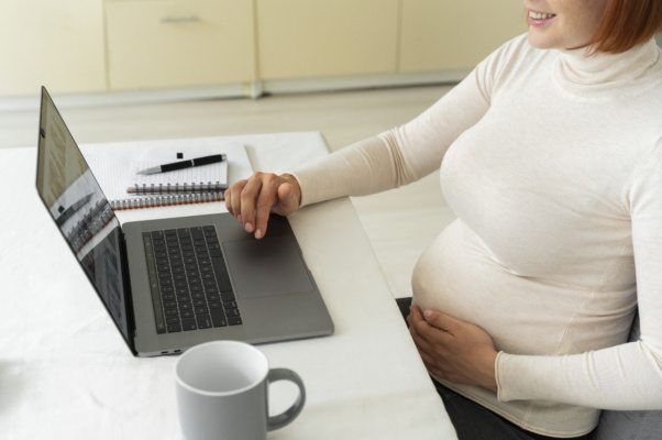 Empresa é condenada por demora para realocar trabalhadora com gravidez de risco
