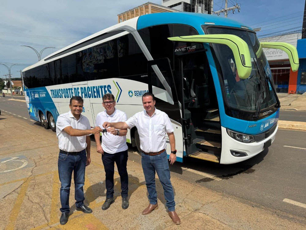 Dr. Luís do Hospital entrega ônibus para fortalecer o transporte de pacientes em Jaru
