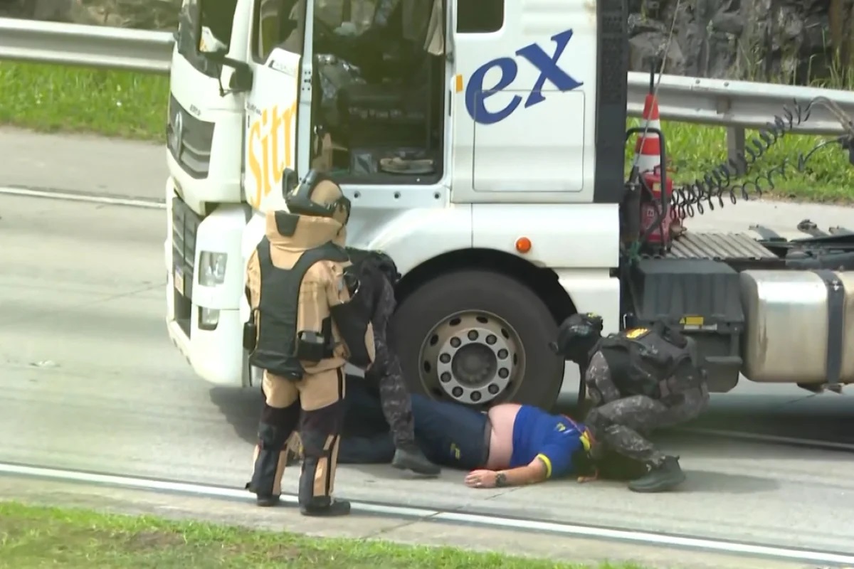 Após 4h, motorista de caminhão desmaia ao ser resgatado pelo Grupo de Ações Táticas
