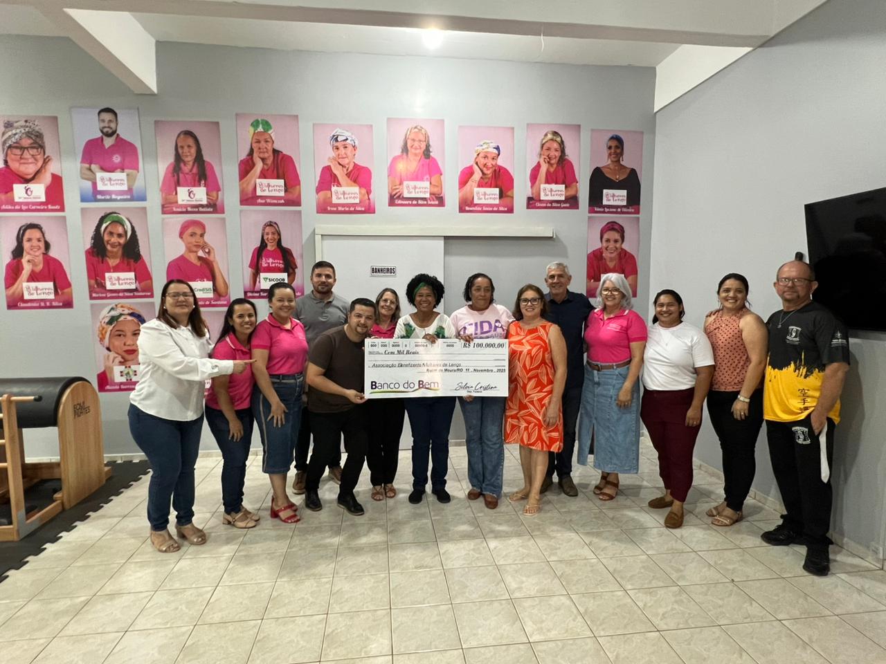 Deputada Sílvia Cristina entrega R$ 100 mil para a Associação Mulheres de Lenço, em Rolim de Moura
