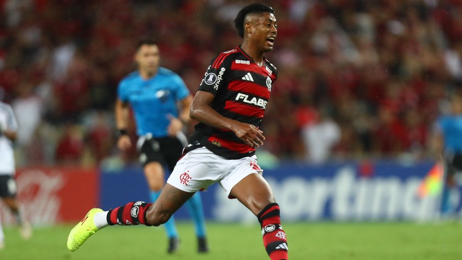 Bruno Henrique, do Flamengo, é absolvido de suspensão pelo STJD
